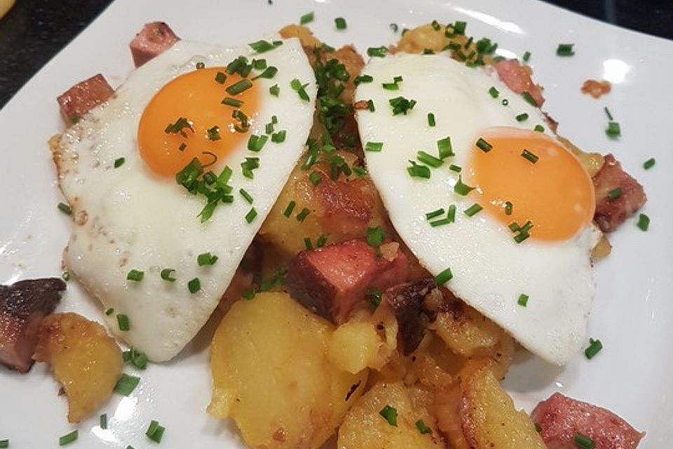 Leberkäse-Kartoffel-Pfanne mit Spiegelei