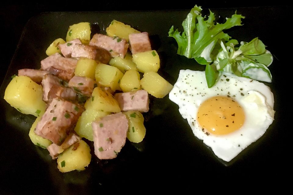 Leberkäse-Kartoffel-Pfanne mit Spiegelei