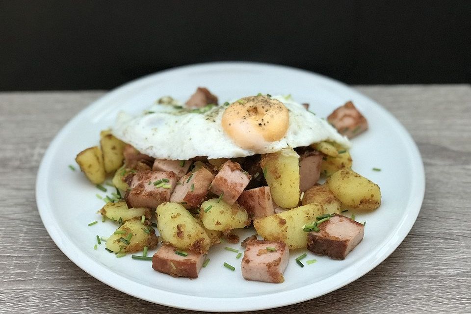 Leberkäse-Kartoffel-Pfanne mit Spiegelei