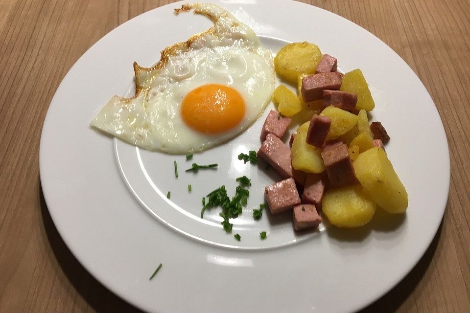 Leberkäse-Kartoffel-Pfanne mit Spiegelei