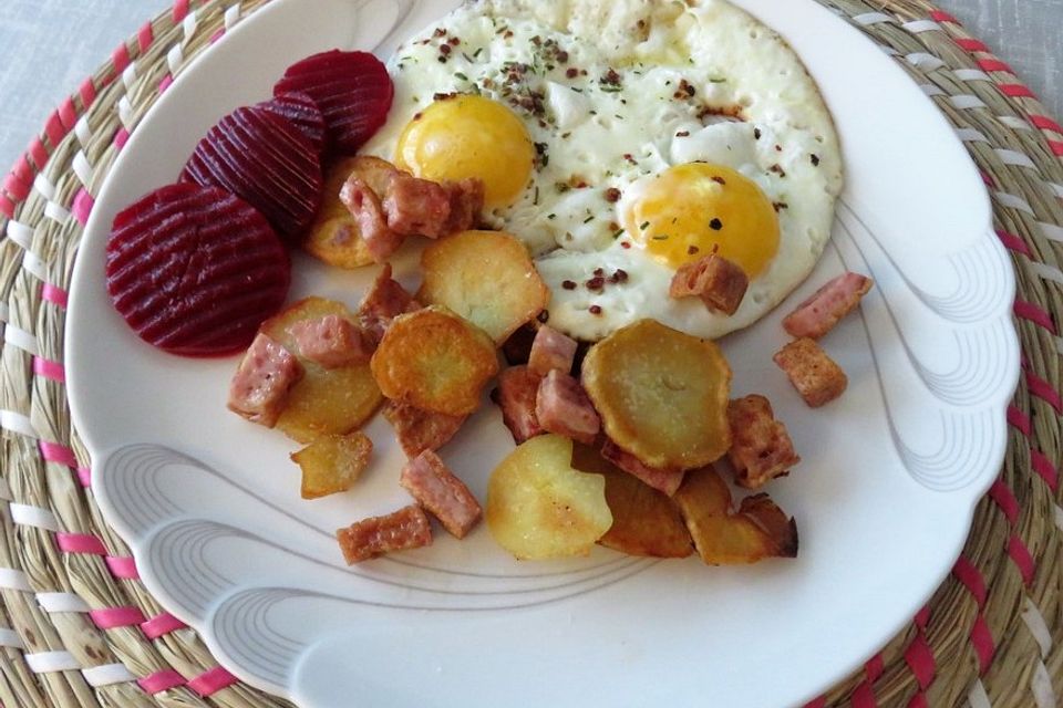 Leberkäse-Kartoffel-Pfanne mit Spiegelei