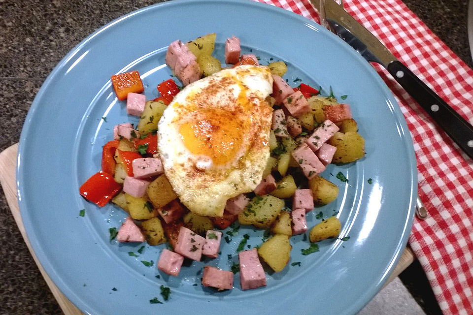 Leberkäse-Kartoffel-Pfanne mit Spiegelei