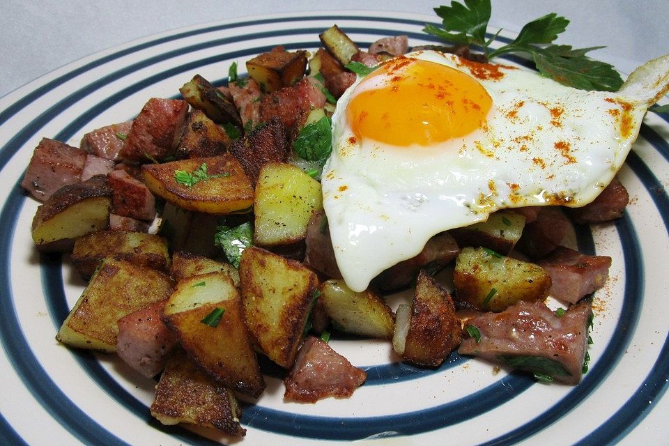 Leberkäse-Kartoffel-Pfanne mit Spiegelei