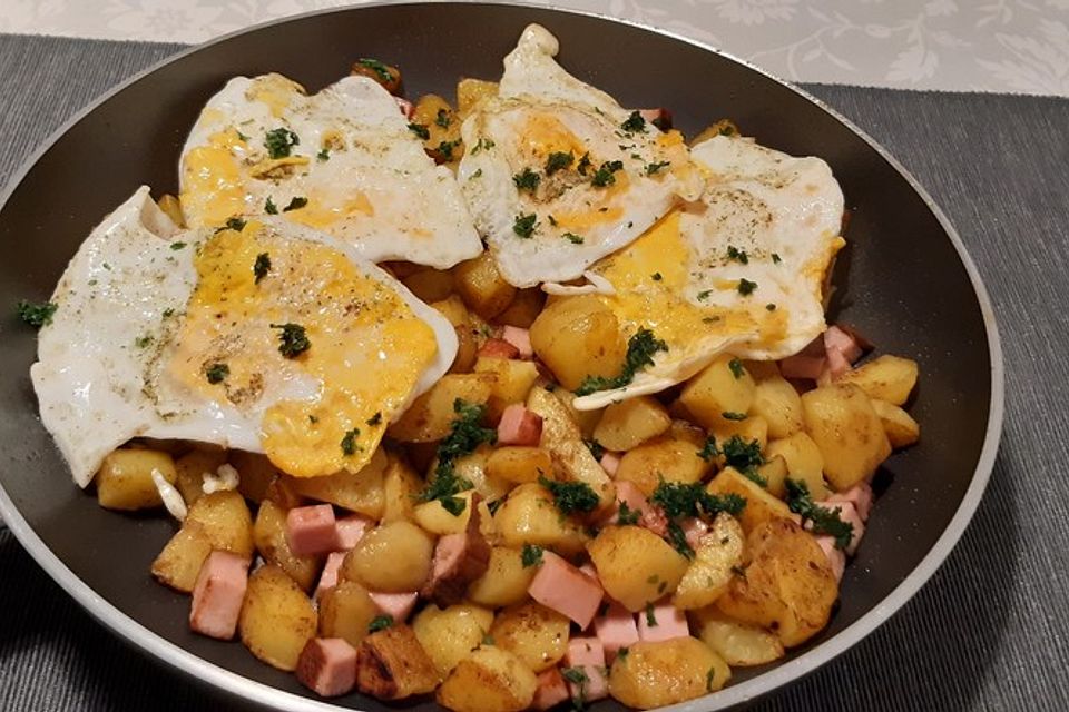 Leberkäse-Kartoffel-Pfanne mit Spiegelei