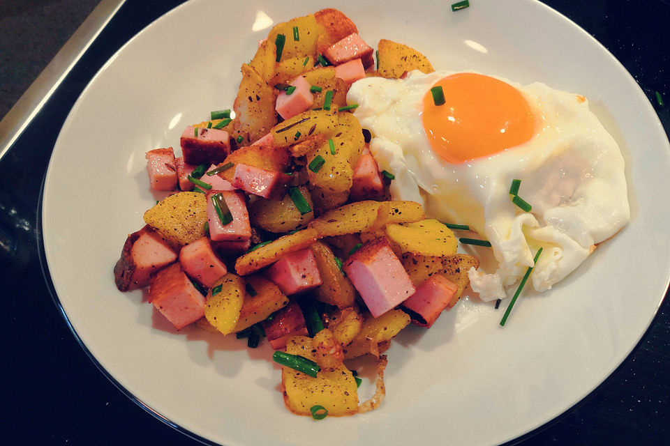 Leberkäse-Kartoffel-Pfanne mit Spiegelei