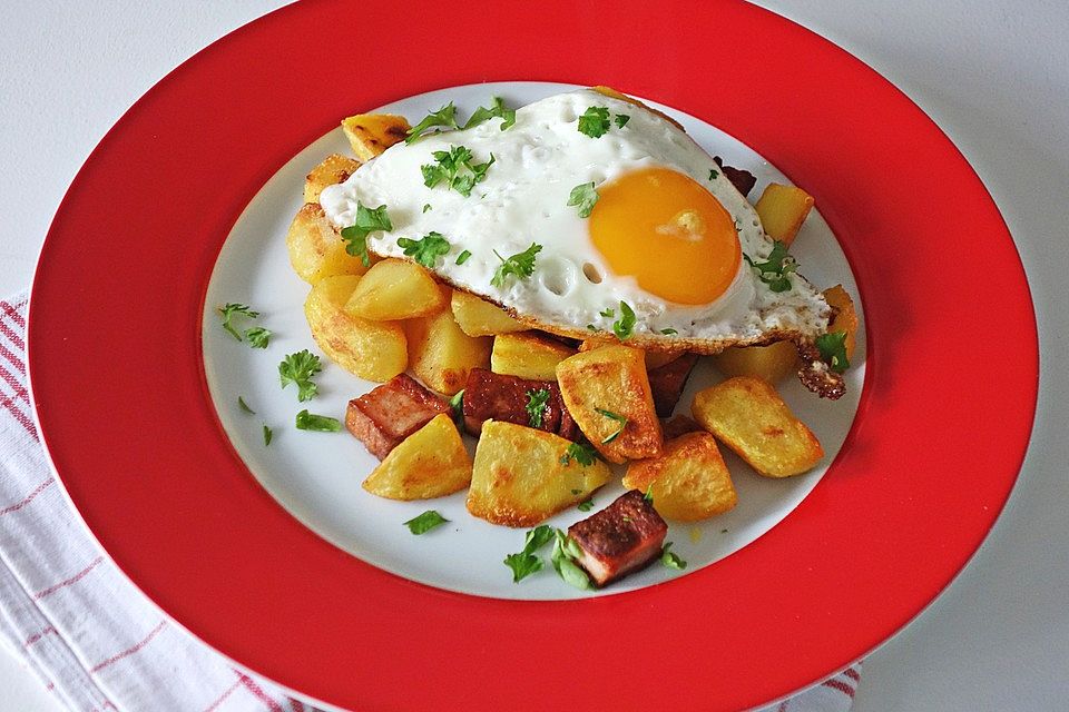 Leberkäse-Kartoffel-Pfanne mit Spiegelei