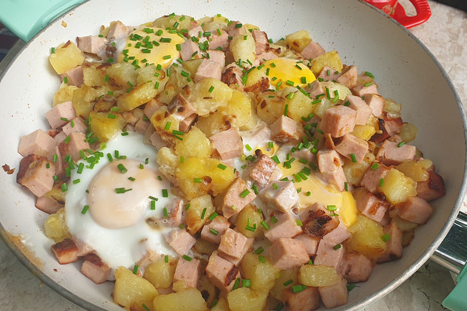 Leberkäse-Kartoffel-Pfanne mit Spiegelei