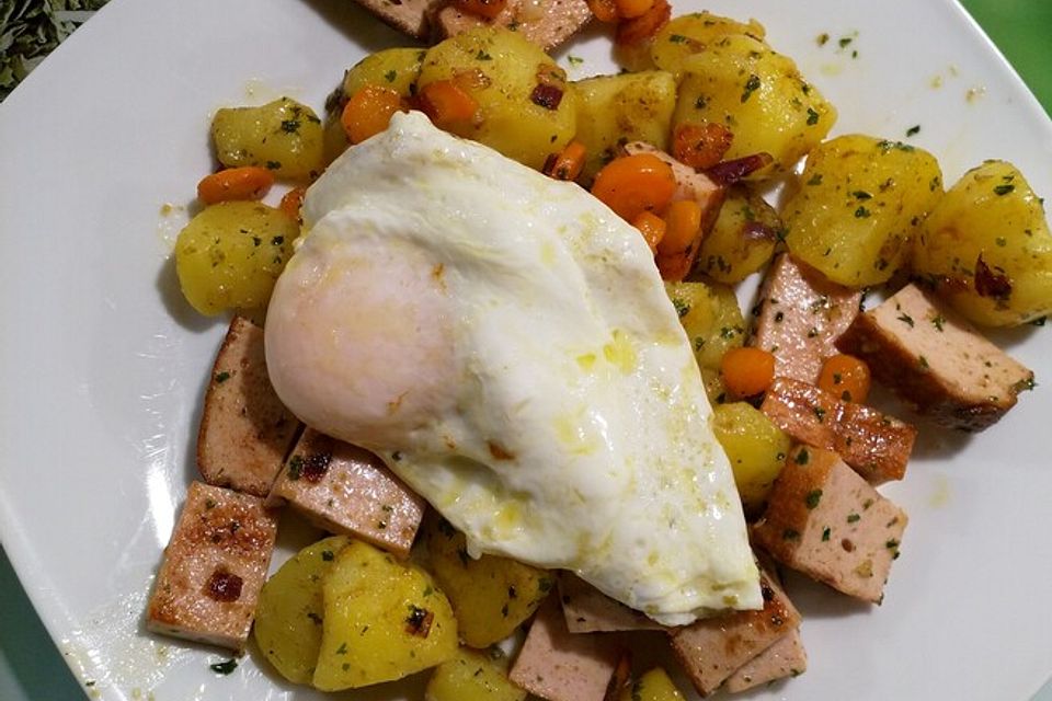 Leberkäse-Kartoffel-Pfanne mit Spiegelei