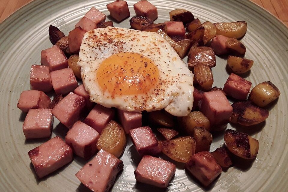 Leberkäse-Kartoffel-Pfanne mit Spiegelei