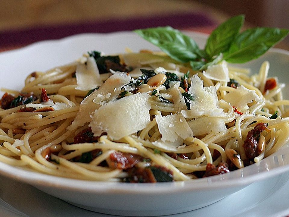Spaghetti mit getrockneten Tomaten - Kochen Gut | kochengut.de