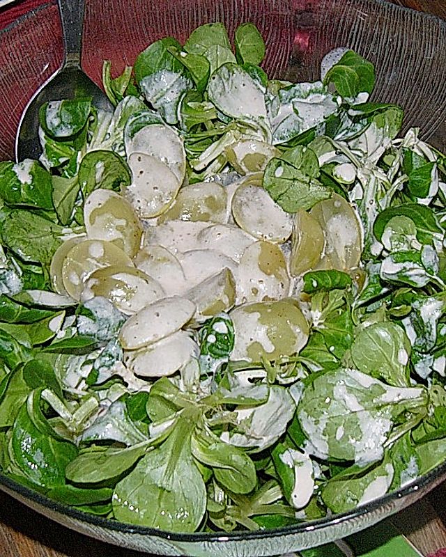 Feldsalat mit glasierten Trauben und Himbeeressigsahnedressing
