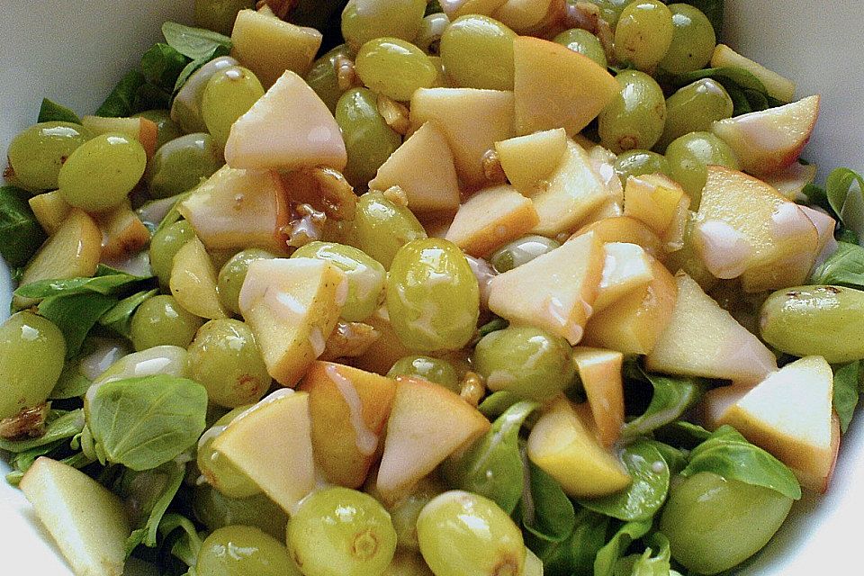 Feldsalat mit glasierten Trauben und Himbeeressigsahnedressing