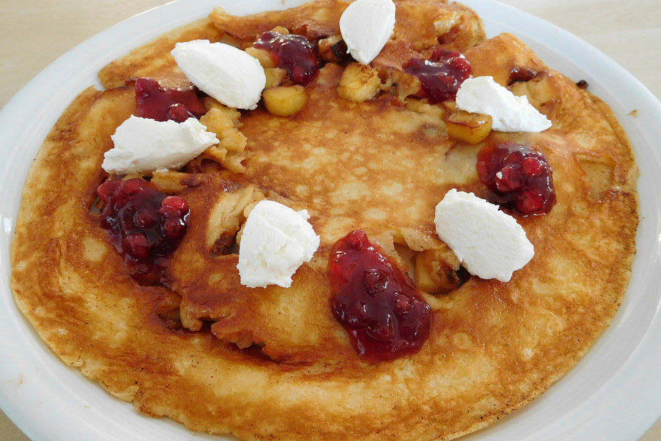 Apfelpfannkuchen mit Crème fraiche und Preiselbeeren