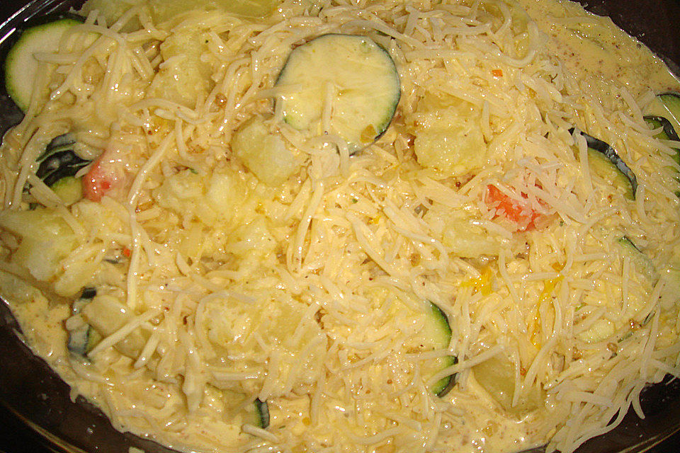 Kartoffelauflauf mit Zucchini, Karotten und Speck