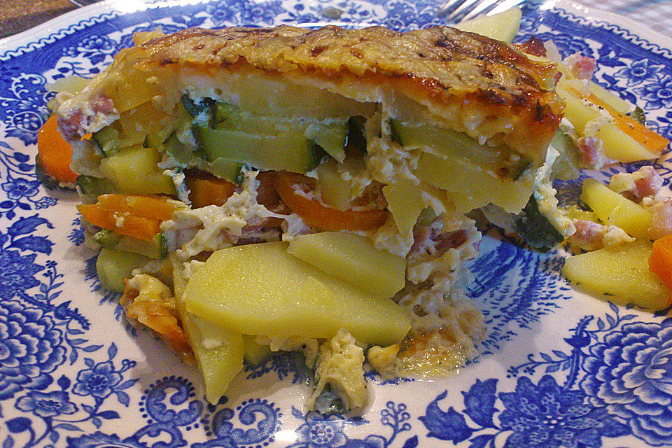 Kartoffelauflauf mit Zucchini, Karotten und Speck