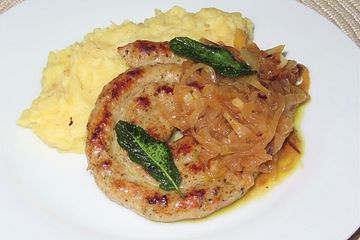 Bratwurstspiralen mit Kartoffelbrei und Zwiebelsauce