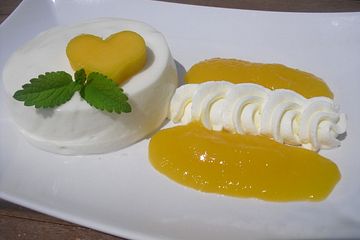 Buttermilchpudding mit Mangosauce