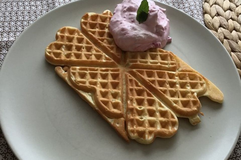 Waffeln mit Schmand und Apfel