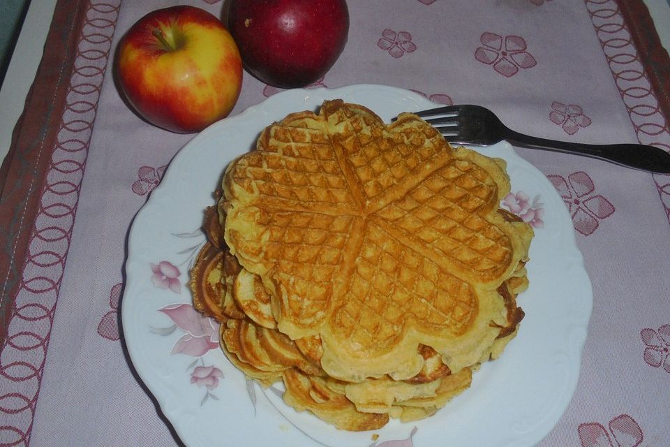 Waffeln mit Schmand und Apfel