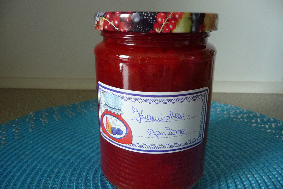 Aprikosenmarmelade mit roten Johannisbeeren