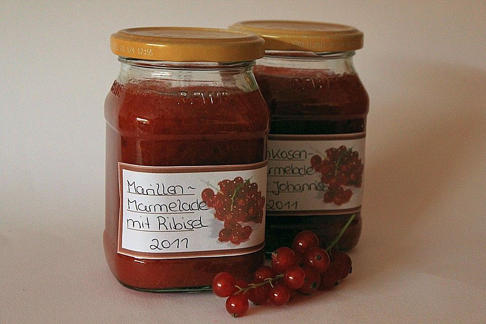 Aprikosenmarmelade mit roten Johannisbeeren