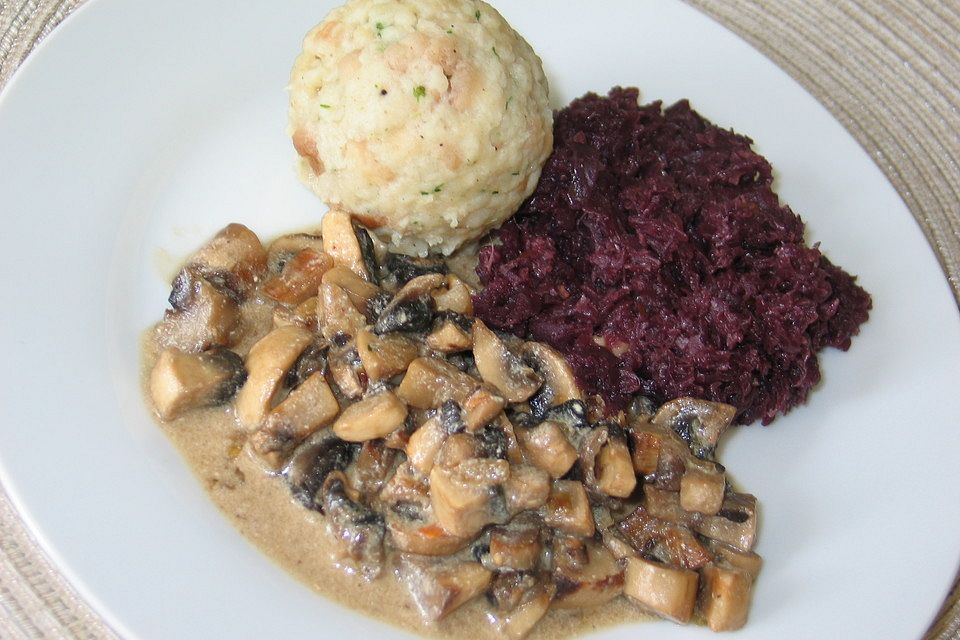 Semmelknödel mit Rotkohl und Champignons