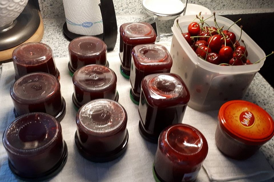 Kirschmarmelade mit schwarzen Johannisbeeren