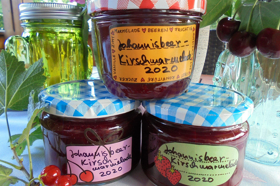 Kirschmarmelade mit schwarzen Johannisbeeren