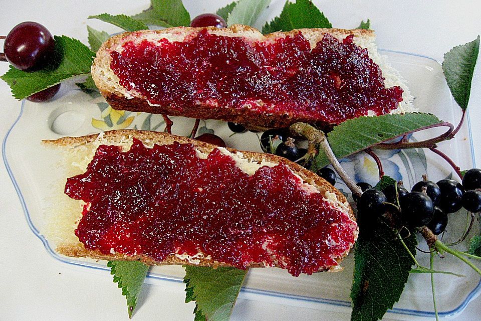 Kirschmarmelade mit schwarzen Johannisbeeren