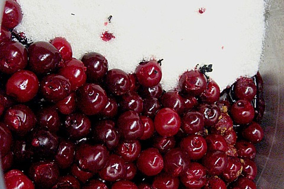 Kirschmarmelade mit schwarzen Johannisbeeren