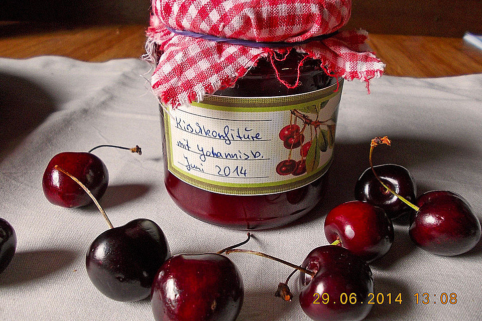 Kirschmarmelade mit schwarzen Johannisbeeren