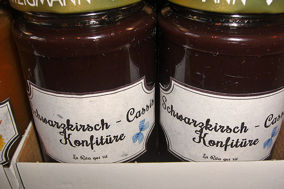 Kirschmarmelade mit schwarzen Johannisbeeren