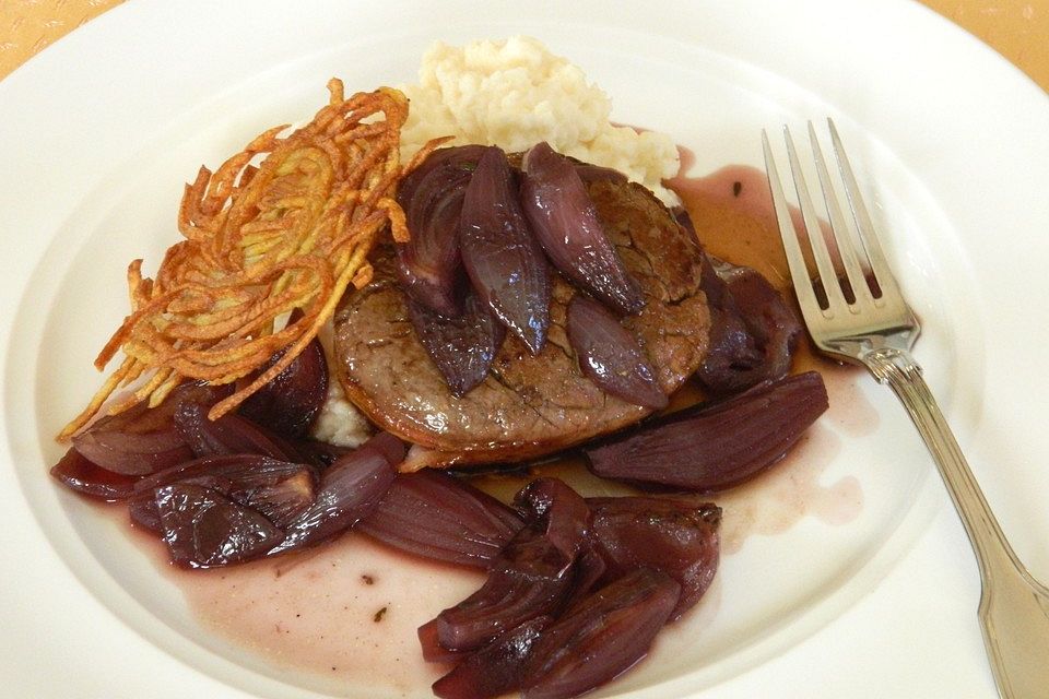 Rinderfilet in Rotweinsoße mit Selleriepüree und Rösti