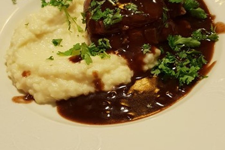 Rinderfilet in Rotweinsoße mit Selleriepüree und Rösti