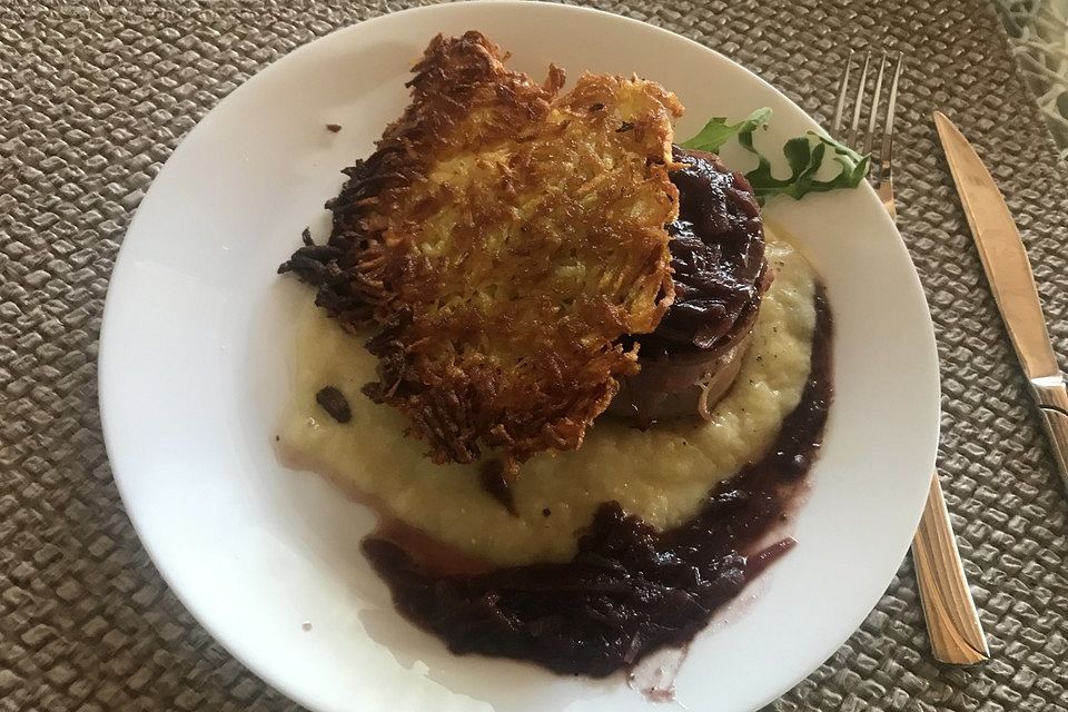 Rinderfilet in Rotweinsoße mit Selleriepüree und Rösti