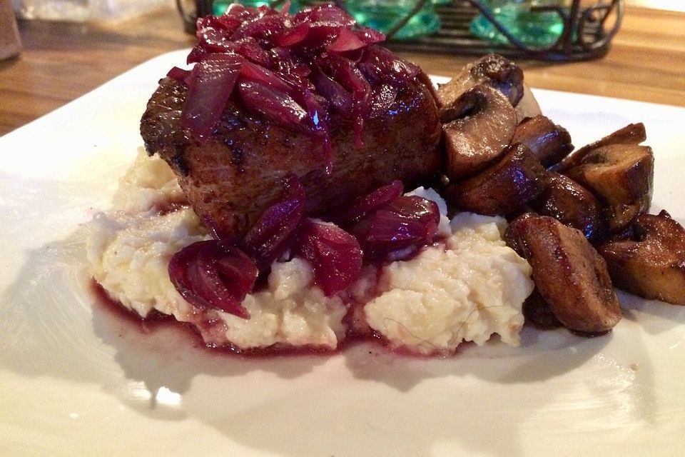 Rinderfilet in Rotweinsoße mit Selleriepüree und Rösti