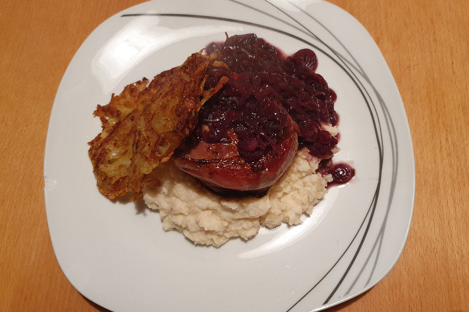 Rinderfilet in Rotweinsoße mit Selleriepüree und Rösti