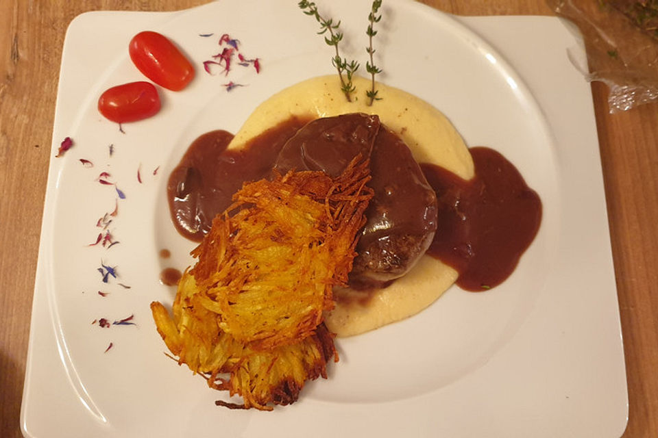 Rinderfilet in Rotweinsoße mit Selleriepüree und Rösti