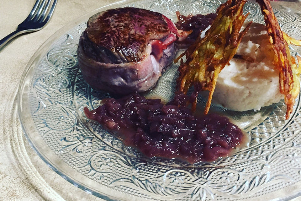 Rinderfilet in Rotweinsoße mit Selleriepüree und Rösti