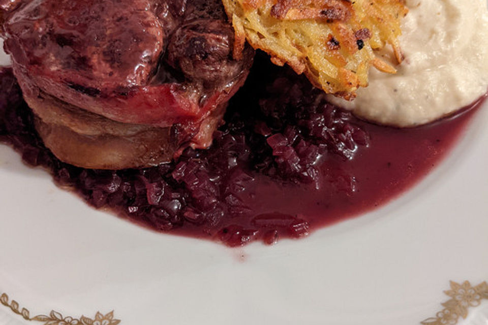 Rinderfilet in Rotweinsoße mit Selleriepüree und Rösti