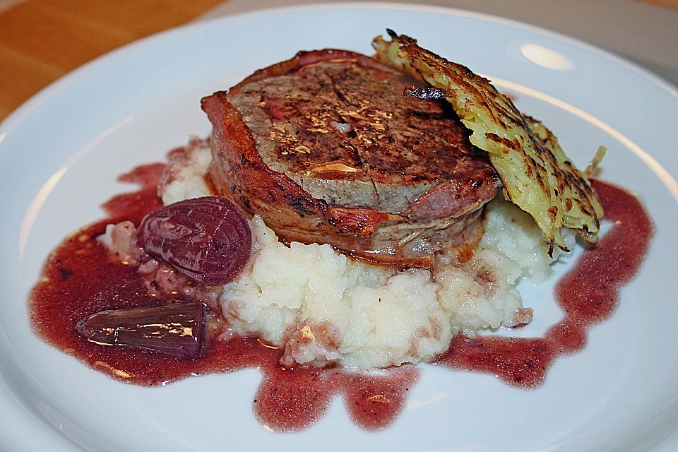 Rinderfilet in Rotweinsoße mit Selleriepüree und Rösti