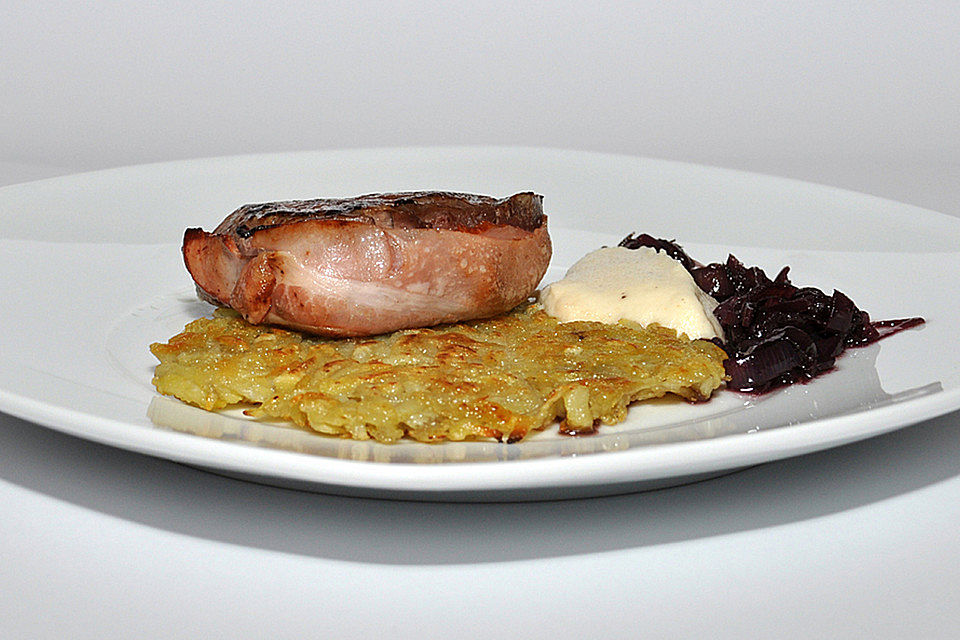 Rinderfilet in Rotweinsoße mit Selleriepüree und Rösti