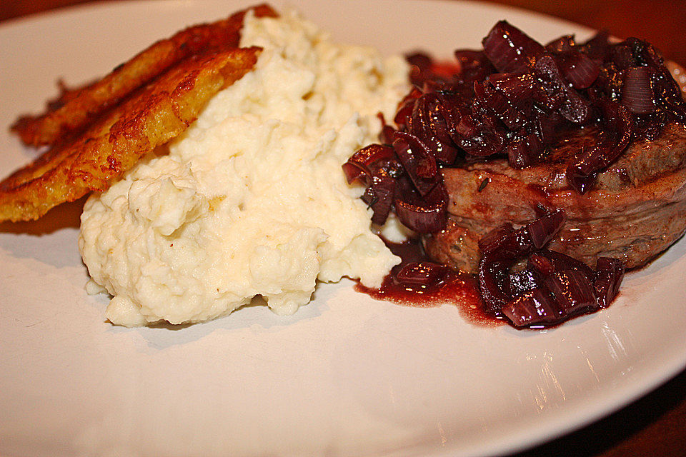 Rinderfilet in Rotweinsoße mit Selleriepüree und Rösti