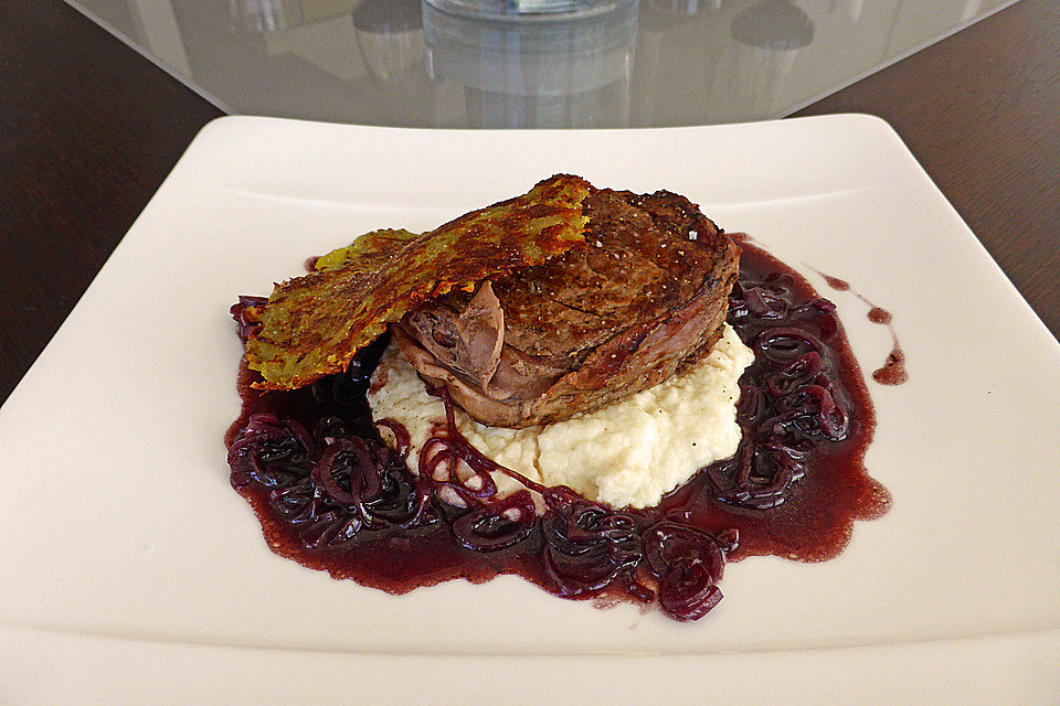 Rinderfilet in Rotweinsoße mit Selleriepüree und Rösti