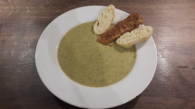 Brokkolicremesüppchen mit gebratenen Gambas und Croutons von chefkoch