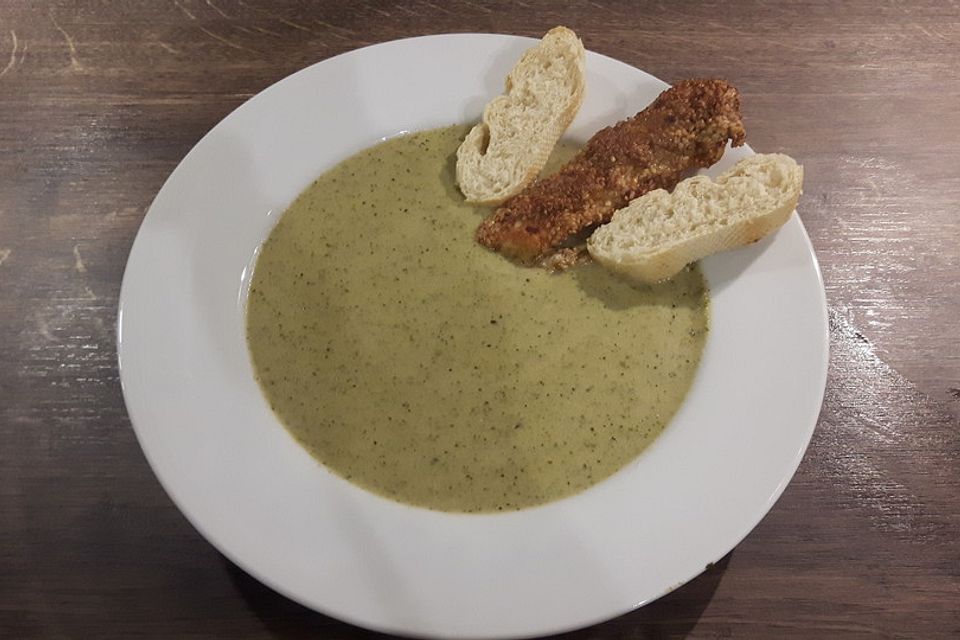 Brokkolicremesüppchen mit gebratenen Gambas und Croutons