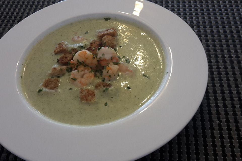 Brokkolicremesüppchen mit gebratenen Gambas und Croutons