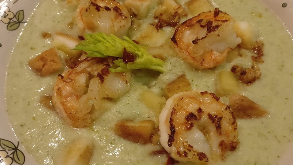 Brokkolicremesüppchen mit gebratenen Gambas und Croutons von chefkoch