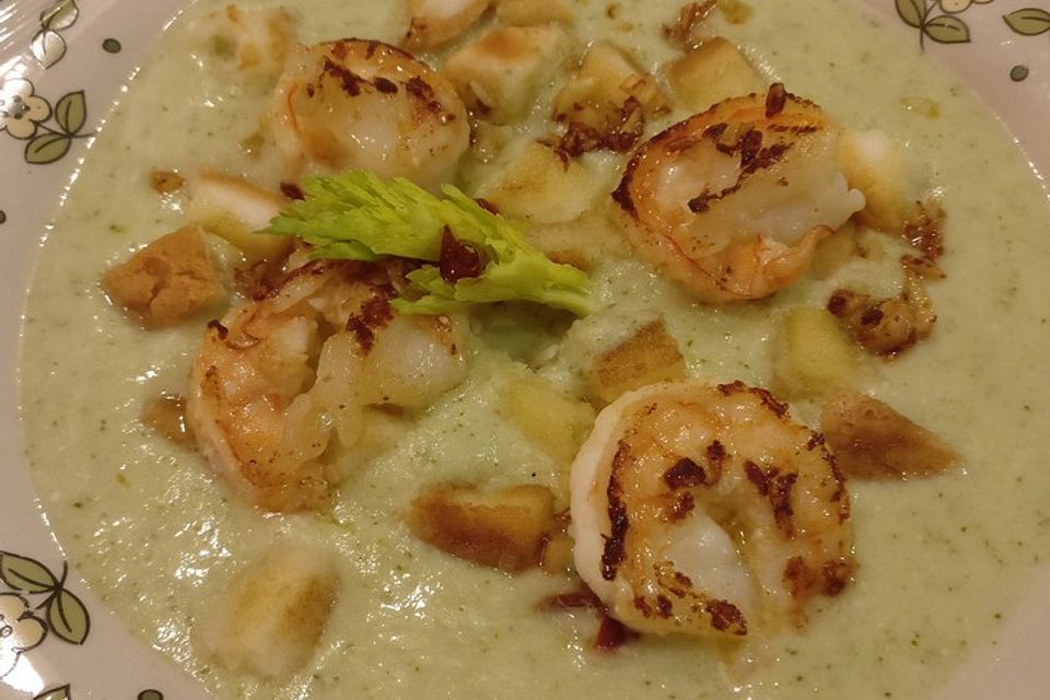 Brokkolicremesüppchen mit gebratenen Gambas und Croutons