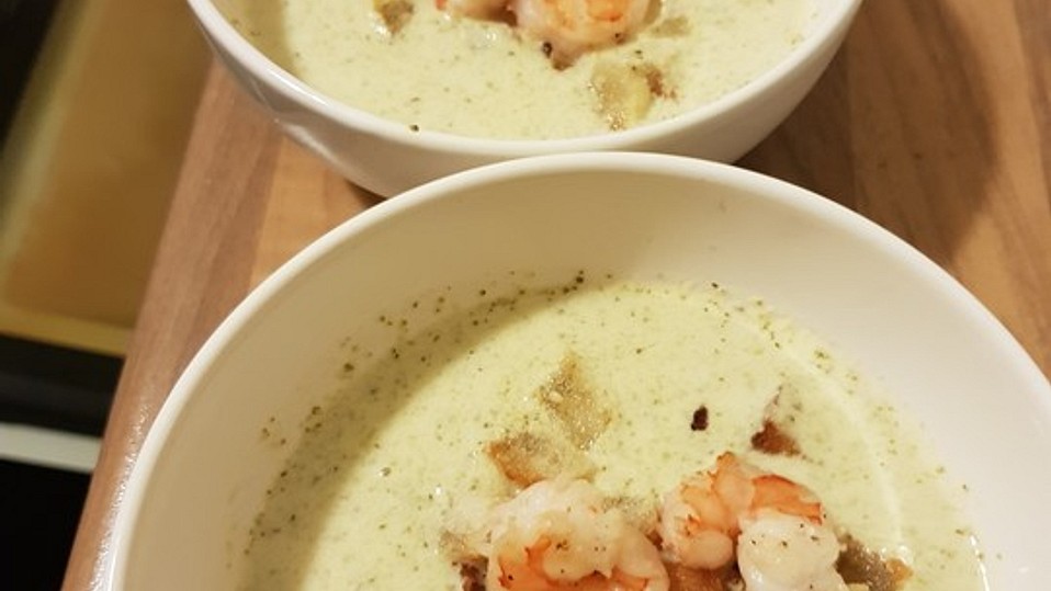 Brokkolicremesüppchen mit gebratenen Gambas und Croutons von chefkoch